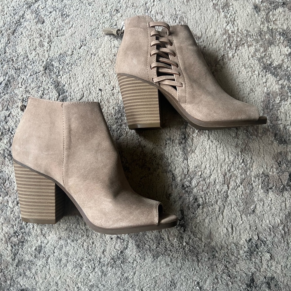 Kenneth Cole Reaction Keep Close Booties
